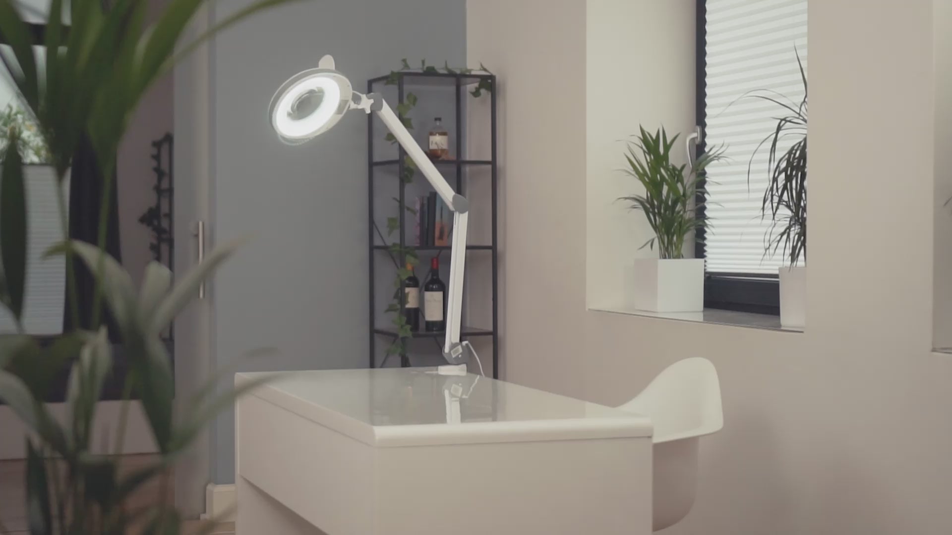 Lampa powiększająca LED Lumeno serii 8213/8215 z regulowaną jasnością, szara