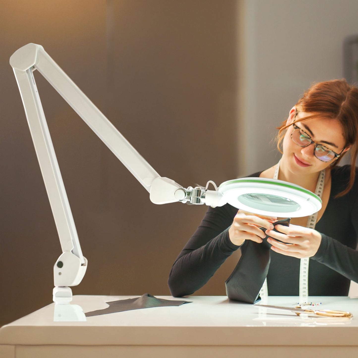 Lampa powiększająca Lumeno Lambda M z możliwością ściemniania i szklaną soczewką 127 mm