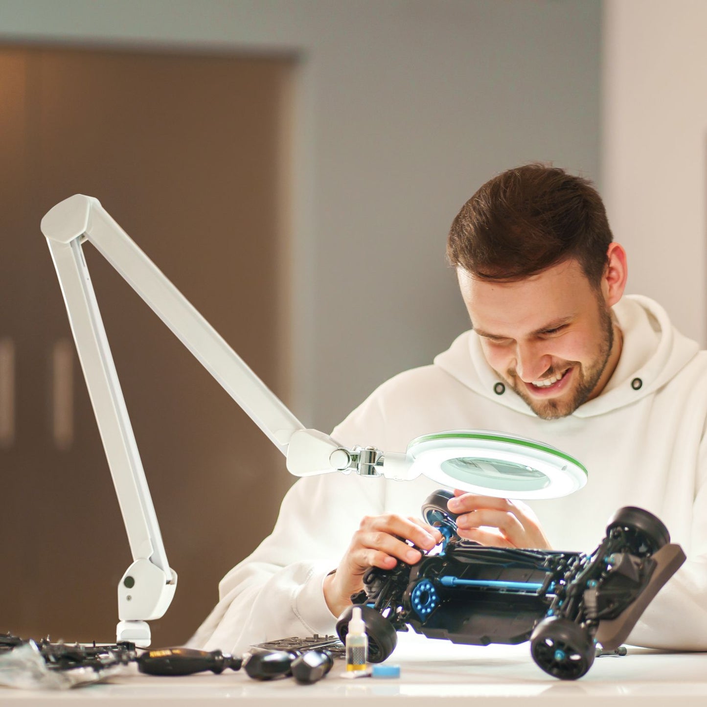 Lampa powiększająca Lumeno Lambda M z możliwością ściemniania i szklaną soczewką 127 mm